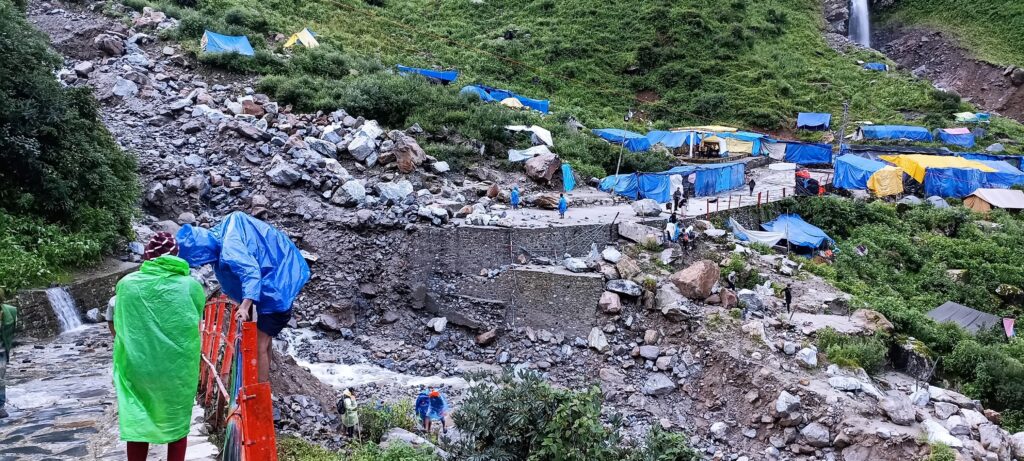 सोनप्रयाग से केदारनाथ जाने वाले पैदल मार्ग पर भूस्खलन होने से केदारनाथ  यात्रा प्रभावित,8 हजार लोगआवाजाही न होने से घाटी में कैद। | Uttarakhand 24X7