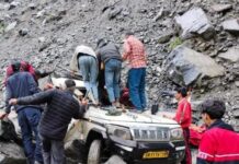 मुनकटिया में बलोरो वाहन के ऊपर चट्टान टूटने से दो लोगो की मौके पर ही मौत।