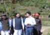 लोकपर्व इगास पर रुद्रप्रयाग के आपदा प्रभावित परिवारों के बीच पहुँचे मुख्यमंत्री पुष्कर सिंह धामी।