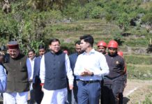 लोकपर्व इगास पर रुद्रप्रयाग के आपदा प्रभावित परिवारों के बीच पहुँचे मुख्यमंत्री पुष्कर सिंह धामी।