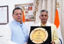 स्व. साहित्यकार श्री शैलेश मटियानी को “उत्तराखण्ड गौरव सम्मान–2025”* मुख्यमंत्री ने उनके पुत्र राकेश मटियानी को सौंपा सम्मान।