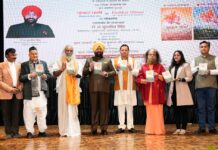 राज्यपाल ने किया मुख्यमंत्री पुष्कर सिंह धामी के व्यक्तित्व और कृतित्व पर आधारित पुस्तकों का विमोचन।