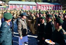 मुख्यमंत्री ने कुमाऊं रेजीमेंट केंद्र रानीखेत पहुंचकर अमर बलिदानियों को अर्पित की श्रद्धांजलि।