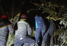 रैतौली के पास अनियंत्रित होकर नदी किनारे गिरा ट्रक, राहत एवं बचाव कार्य जारी।