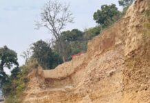 रुद्रप्रयाग जिले के तिलवाड़ा क्षेत्र में नेशनल हाईवे के किनारे NH के मानकों को ताक पर रखकर हो रही अवैध कटिंग, NH के अधिकारियों ने साधी है चुप्पी।