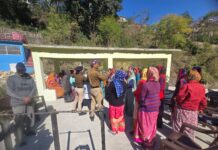 जनता के द्वार पहुंची रुद्रप्रयाग पुलिस: चौकी प्रभारी घोलतीर ने ग्राम सारी में चौपाल लगाकर ग्रामीणों