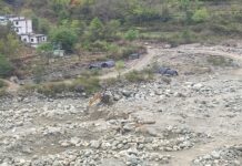 केदारघाटी में फिर पर्यावरण से खिलवाड़: पुल के पास खनन से मंडरा रहा आपदा का खतरा l