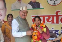 सभ्या नेगी का चयन उत्तराखंड अंडर-23 महिला क्रिकेट टीम चयन होने पर कैबिनेट मंत्री भरत सिंह चौधरी ने किया सम्मानित।