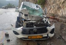 राष्ट्रीय राजमार्ग-07 पर सम्राट होटल के निकट पत्थर गिरने से वाहन दुर्घटनाग्रस्त, जिला प्रशासन एवं परिवहन विभाग की संवेदनशीलता से घायलों को मिला त्वरित उपचार