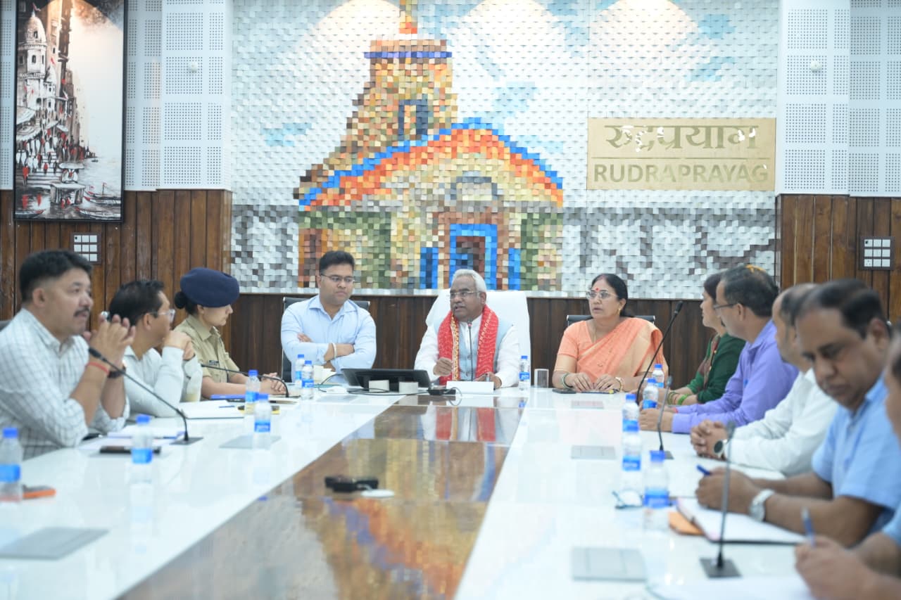 रुद्रप्रयाग में आपदा प्रबंधन की समीक्षा, बंद सड़कों को जल्द खोलने के निर्देश